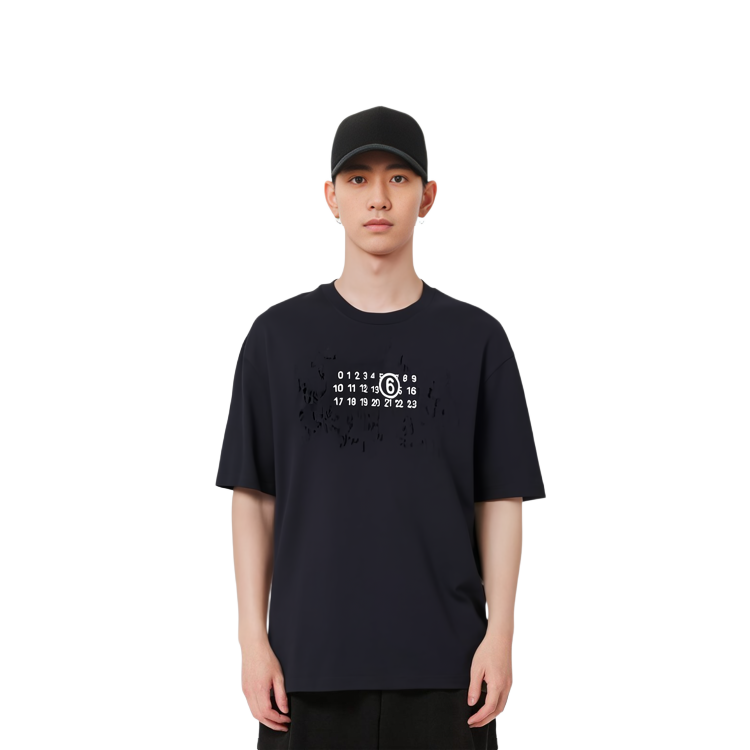 Sizing MM6 메종 마르지엘라 디스트로이드 로고 프린트 블랙 티셔츠 SS23 컬렉션. S62GD0156S23588-900