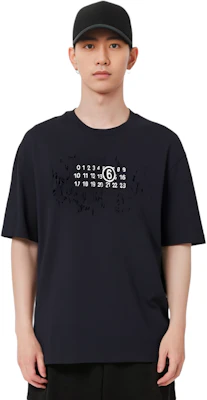 MM6 메종 마르지엘라 디스트로이드 로고 프린트 블랙 티셔츠 SS23 컬렉션. S62GD0156S23588-900 Sizing MM6 메종 마르지엘라 디스트로이드 로고 프린트 블랙 티셔츠 SS23 컬렉션. S62GD0156S23588-900