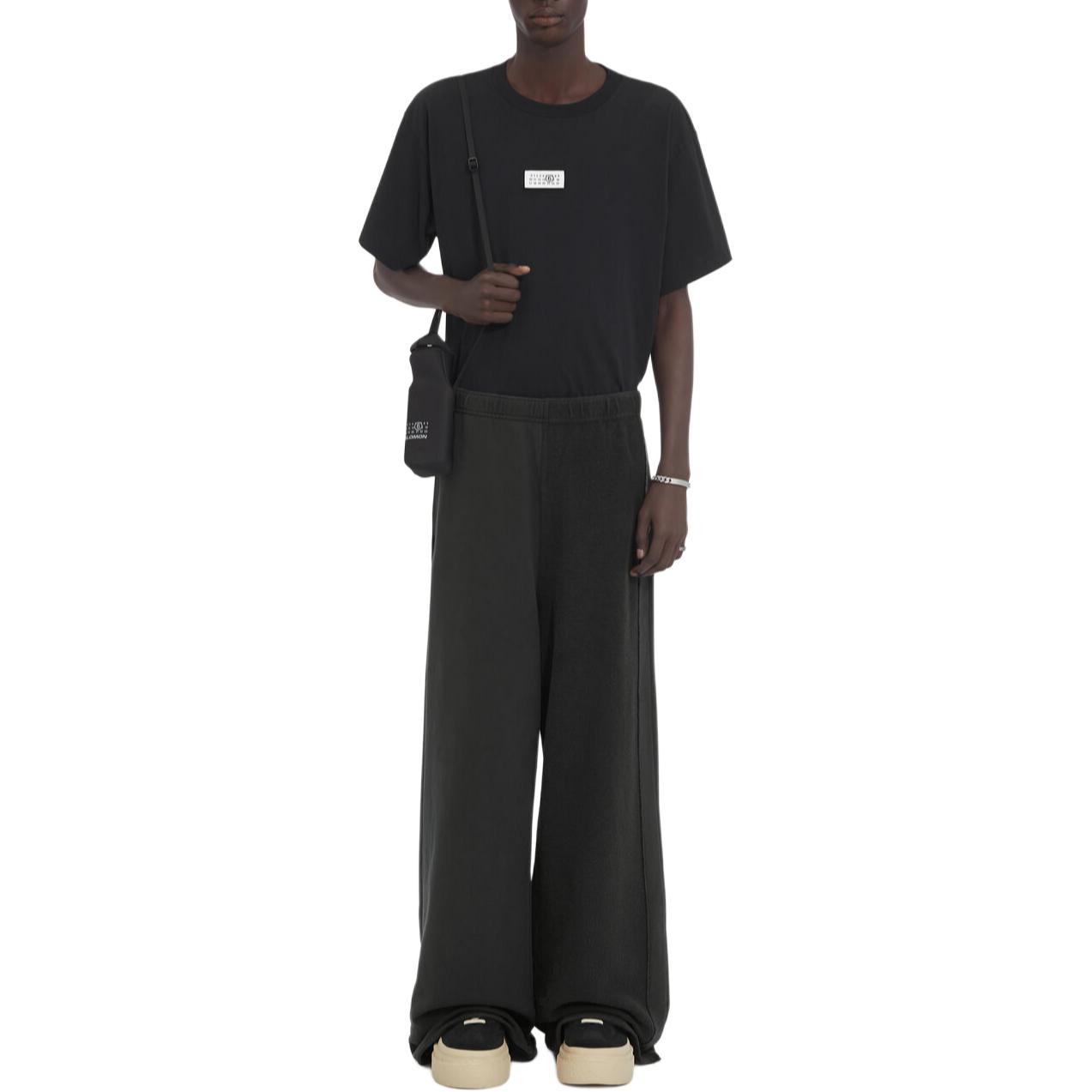 Lookbook MM6 메종 마르지엘라 FW24 하이웨이스트 와이드 레그 밴딩 팬츠 블랙 SH0KA0024M25004-899