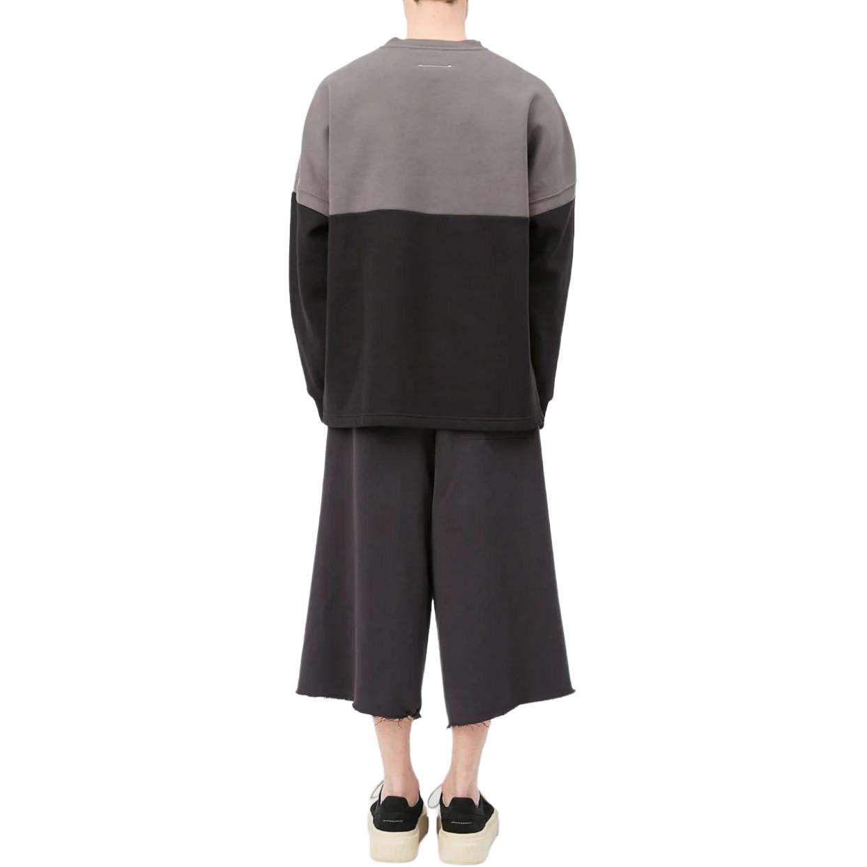 Shop MM6 메종 마르지엘라 FW24 옵시디언 블랙 오버사이즈 레터 프린트 스웻셔츠 SH0GU0013S25624-BLACK