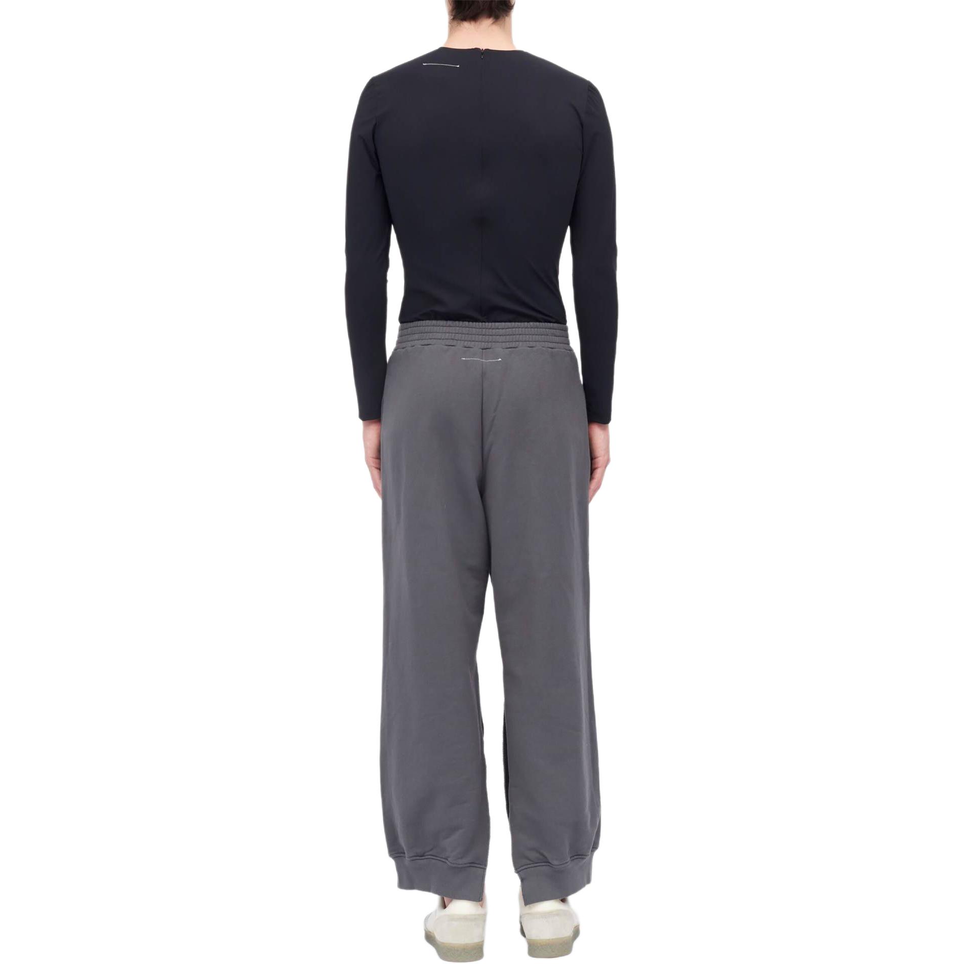 Lookbook MM6 Maison Margiela 標語印花灰色直筒針織長褲 男女皆宜 S62KB0209M25003-855