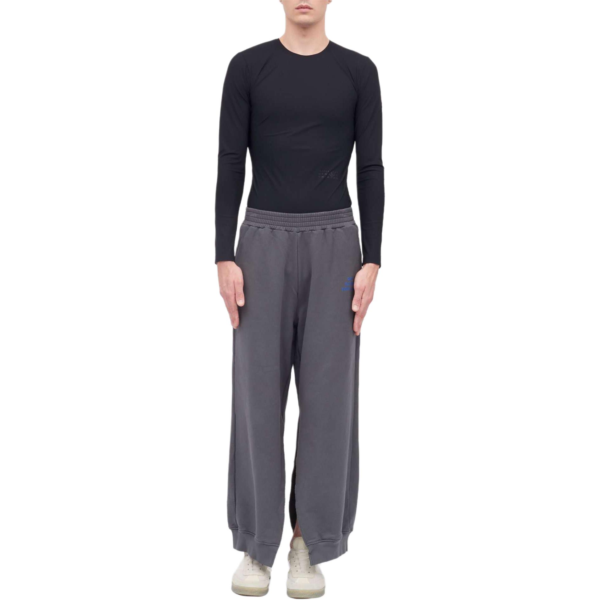 Shop MM6 Maison Margiela 標語印花灰色直筒針織長褲 男女皆宜 S62KB0209M25003-855