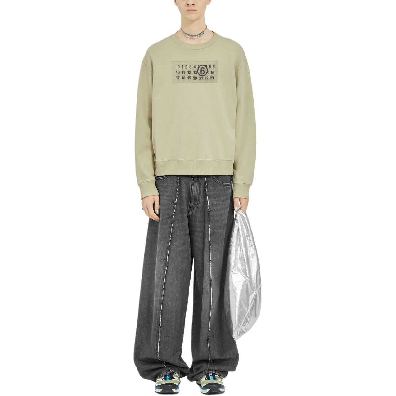 Lookbook MM6 Maison Margiela SS24 Cetakan Logo Digital Sweater Hijau Hutan Uniseks. SH0GU0007S25537724