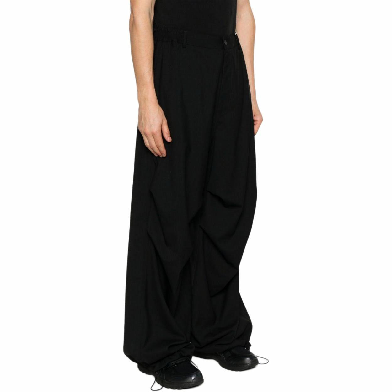 Purchase MM6 Maison Margiela SS25 黑色寬褲附側口袋休閒風格。 SH0KA0037M35080900