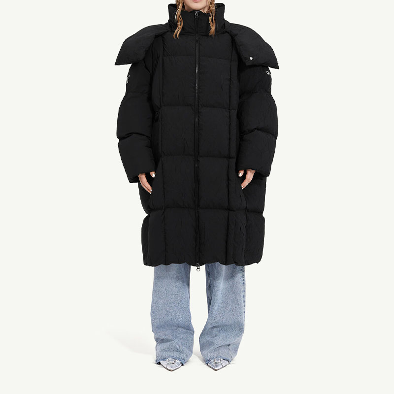 Shop MM6 Maison Margiela x CHENPENG FW23 Jaket Puffer Oversized Unisex Hitam. S62AA0077S78461900