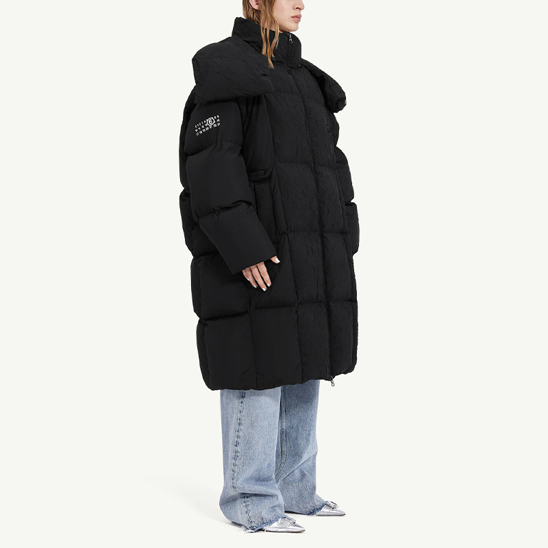 Sizing MM6 Maison Margiela x CHENPENG FW23 Jaket Puffer Oversized Unisex Hitam. S62AA0077S78461900