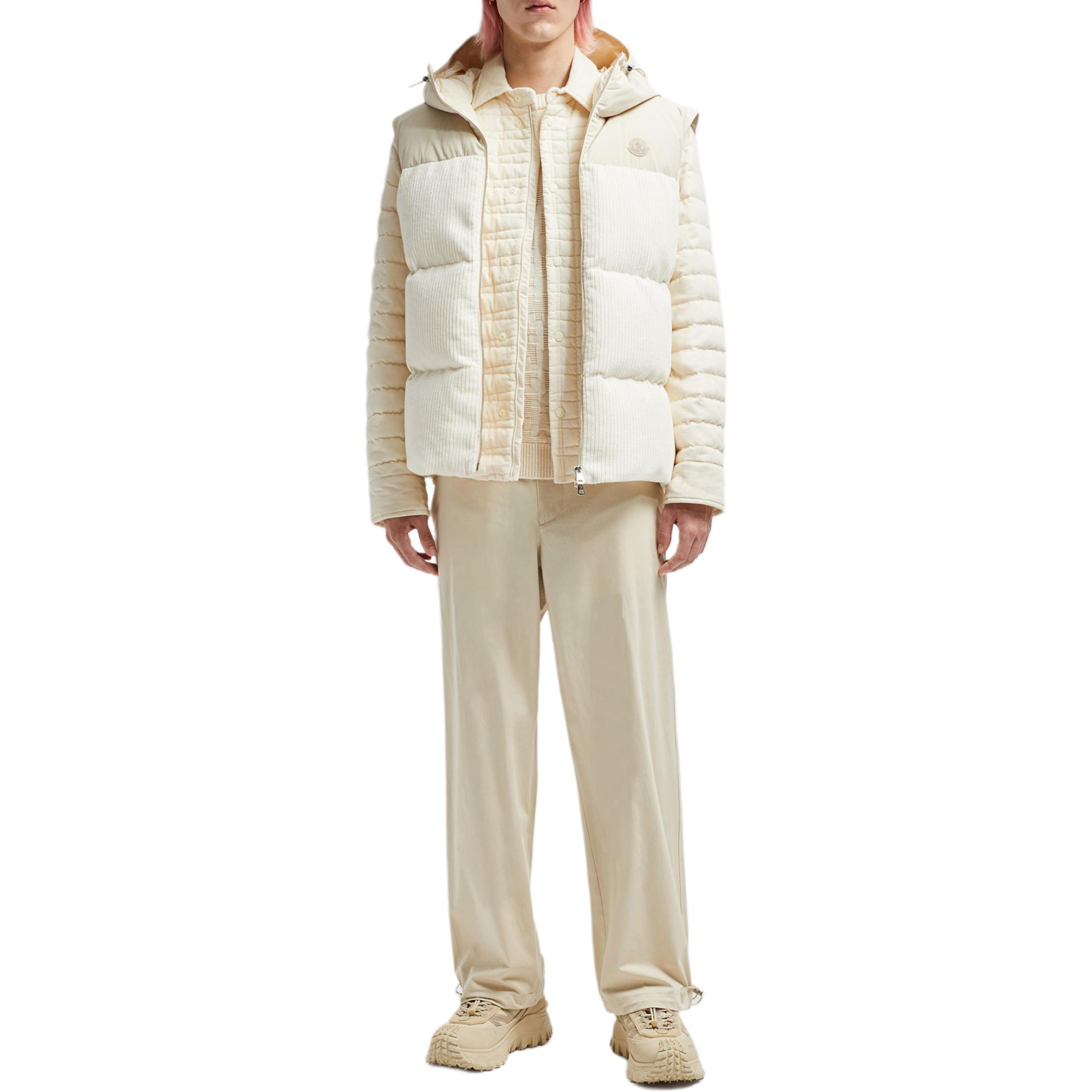 Lookbook Moncler 米色簡約休閒長褲 - 舒適設計配拉鍊細節。 J20912A00004596WT20N