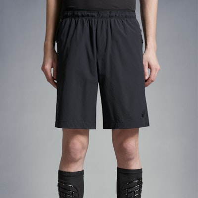 モンクレール ブラック カジュアルショーツ ロゴパッチ&メタルアイレットデザイン J10912B00004597EN999 Lookbook モンクレール ブラック カジュアルショーツ ロゴパッチ&メタルアイレットデザイン J10912B00004597EN999