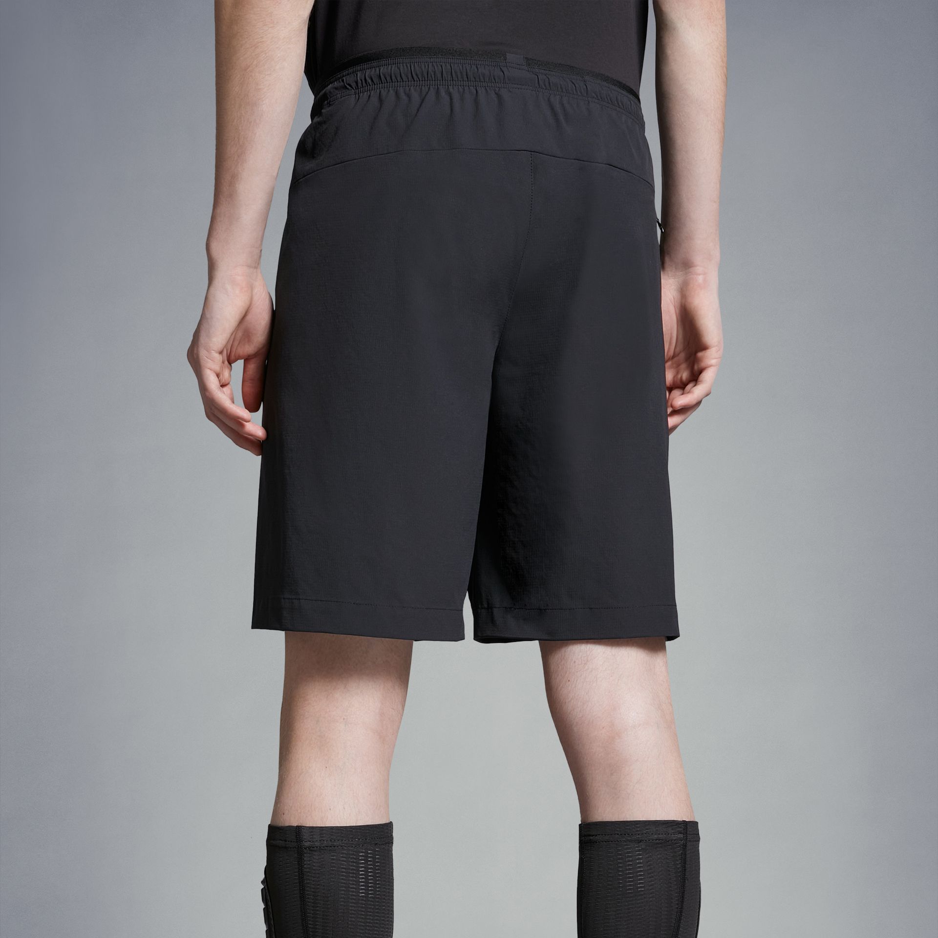 Shop モンクレール ブラック カジュアルショーツ ロゴパッチ＆メタルアイレットデザイン J10912B00004597EN999