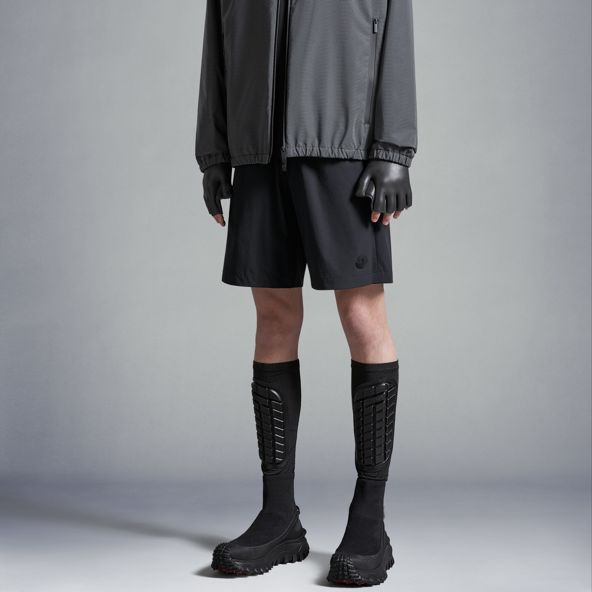 Purchase モンクレール ブラック カジュアルショーツ ロゴパッチ＆メタルアイレットデザイン J10912B00004597EN999