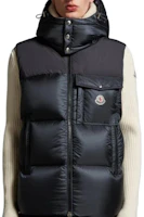 Shop Moncler 黑色連帽拉鍊背心搭配拼色Logo刺繡 I20911A000565967G999