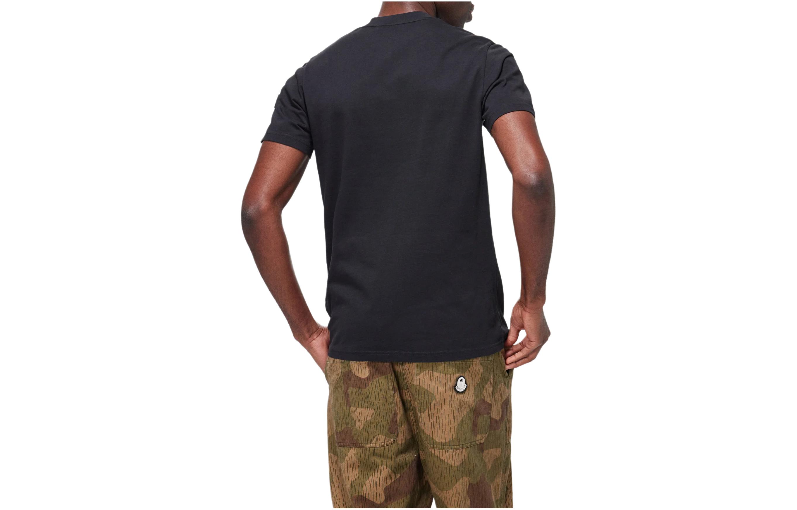 Lookbook 蒙克莱黑色短袖 logo 圆领 T 恤。 J10918C000178390T998