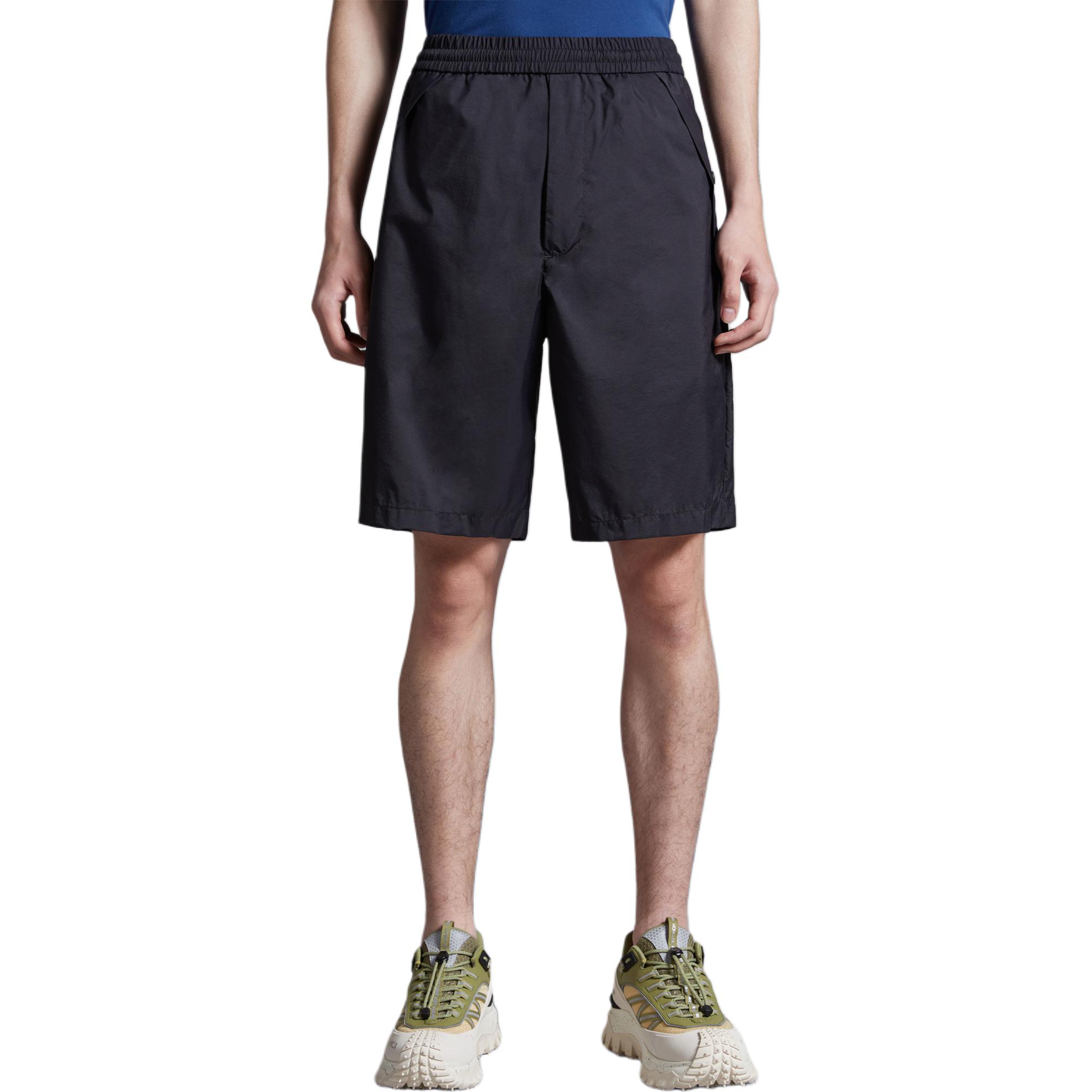 Lookbook 蒙克莱 黑色中腰抽绳休闲短裤. J10912B00010596TM999