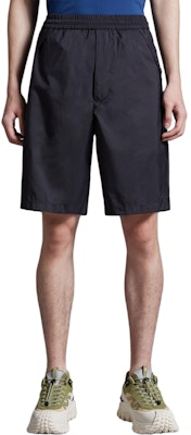 蒙克莱 黑色中腰抽绳休闲短裤. J10912B00010596TM999 Lookbook 蒙克莱 黑色中腰抽绳休闲短裤. J10912B00010596TM999