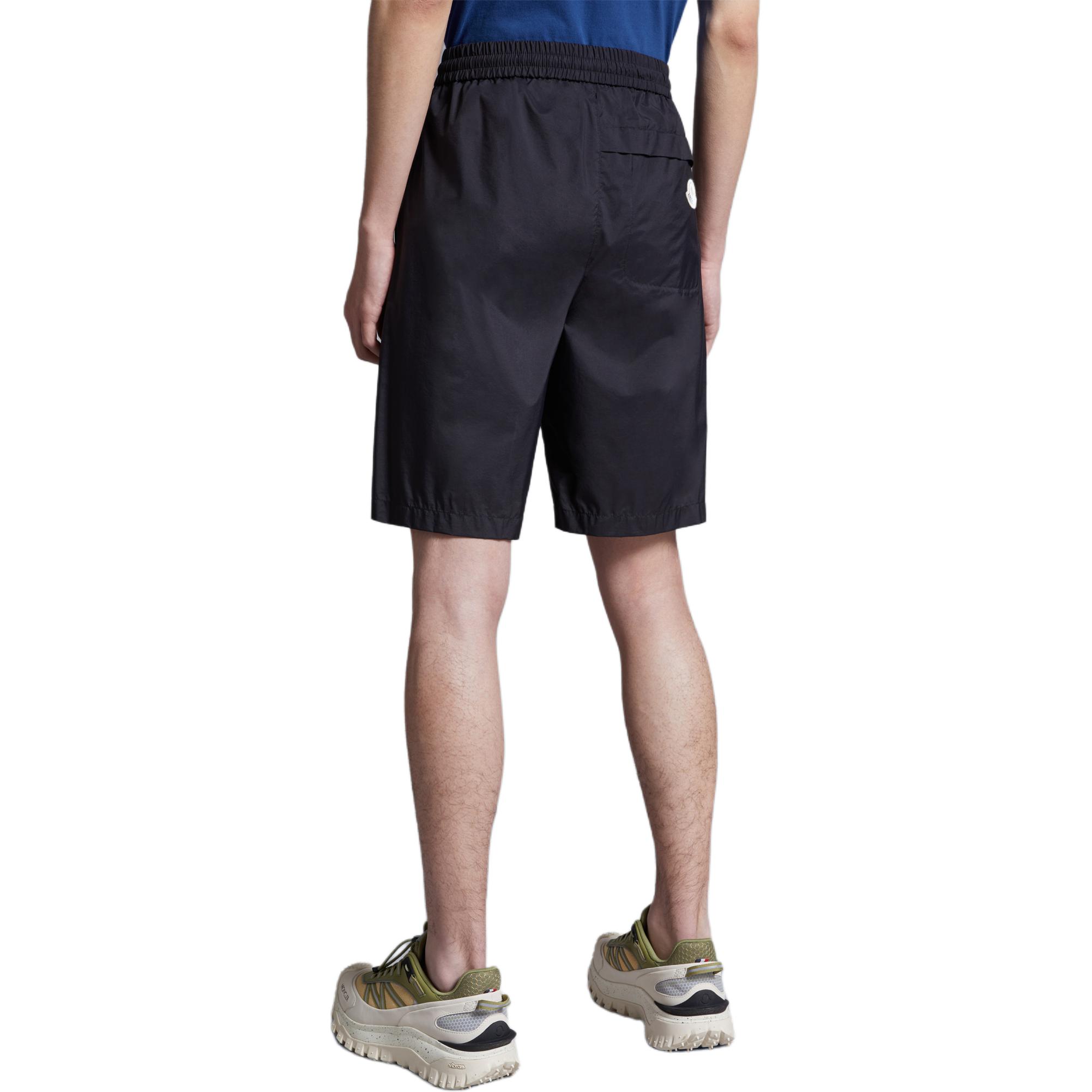 Shop 蒙克莱 黑色中腰抽绳休闲短裤. J10912B00010596TM999