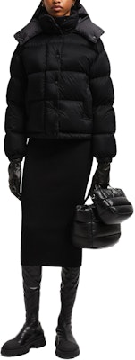 Moncler Jaket Pendek Hitam Lelap - Potongan Longgar, Rekaan Selesa. J20931A001825981B999 Lookbook Moncler Jaket Pendek Hitam Lelap - Potongan Longgar, Rekaan Selesa. J20931A001825981B999