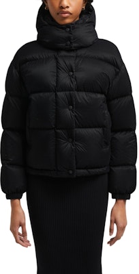 Moncler Jaket Pendek Hitam Lelap - Potongan Longgar, Rekaan Selesa. J20931A001825981B999 Shop Moncler Jaket Pendek Hitam Lelap - Potongan Longgar, Rekaan Selesa. J20931A001825981B999