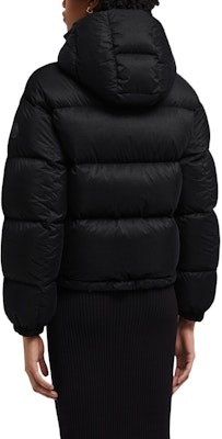 Moncler Jaket Pendek Hitam Lelap - Potongan Longgar, Rekaan Selesa. J20931A001825981B999 Purchase Moncler Jaket Pendek Hitam Lelap - Potongan Longgar, Rekaan Selesa. J20931A001825981B999