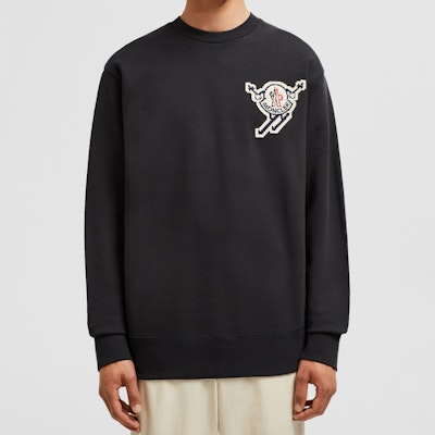 モンクレール ブラック スキーパッチ クルーネック 長袖 スウェットシャツ J20918G00016899V4998 Lookbook モンクレール ブラック スキーパッチ クルーネック 長袖 スウェットシャツ J20918G00016899V4998