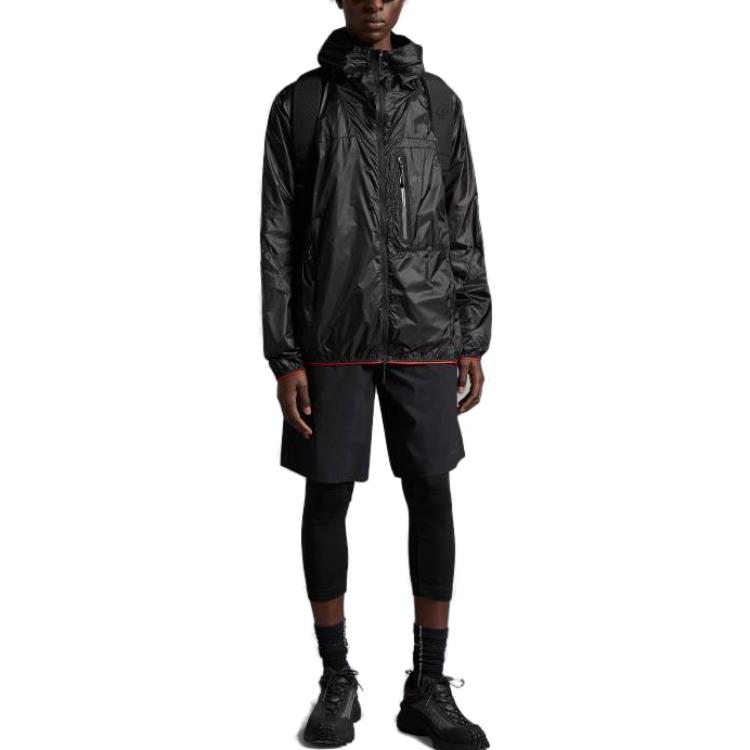 Lookbook Moncler Jaket Hoodie Hitam Polos dengan Resleting. I10911A0010353279999