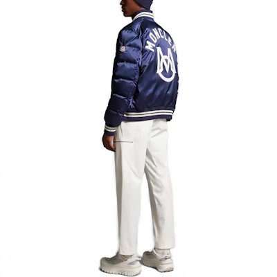 Chaqueta Azul Moncler con Estampado de Letras y Botones de Presión. I20911A00009596X8795 Lookbook Chaqueta Azul Moncler con Estampado de Letras y Botones de Presión. I20911A00009596X8795