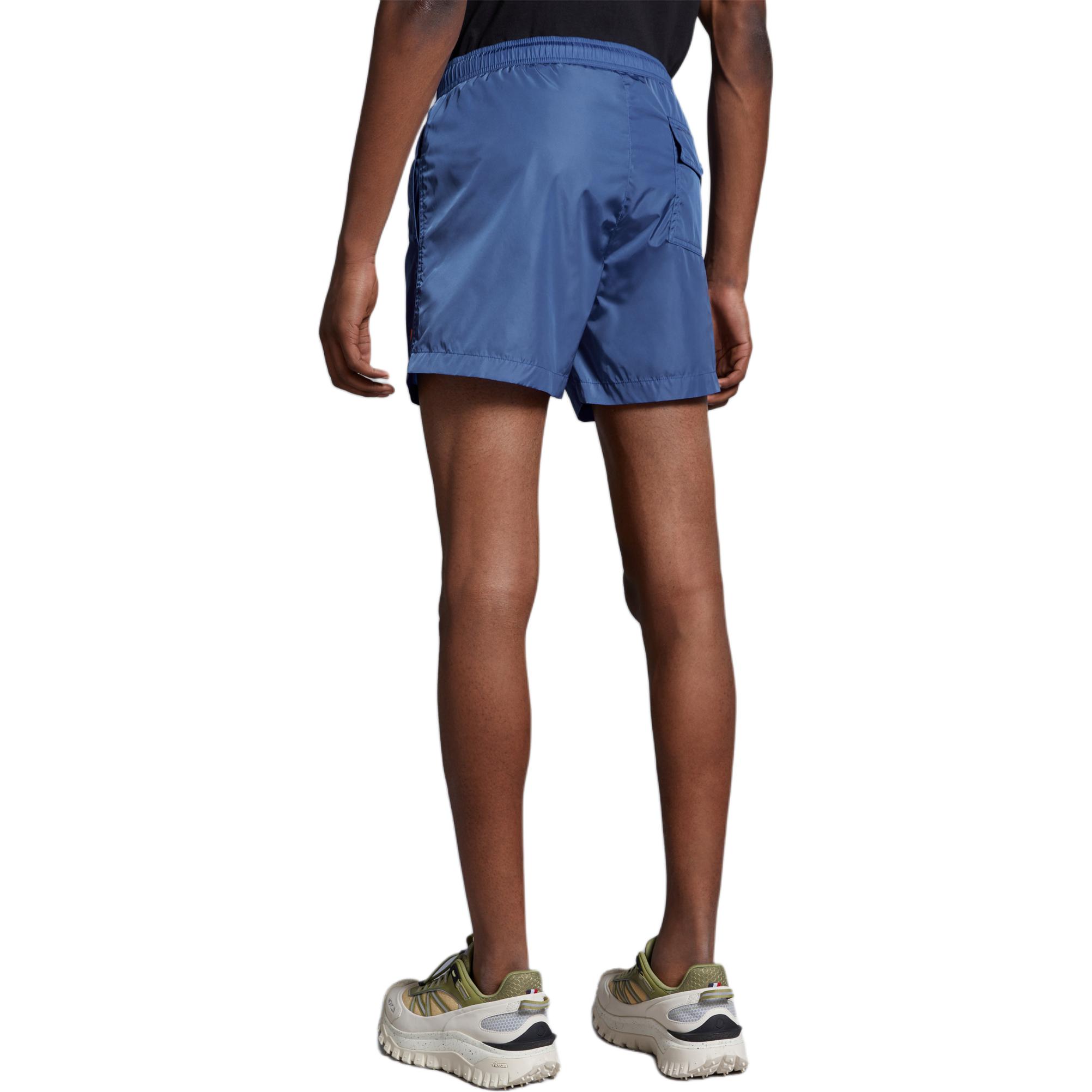 Shop モンクレール ロゴ付きブルードローストリングストレートフィット水着ショーツ. J10912C0001953326749