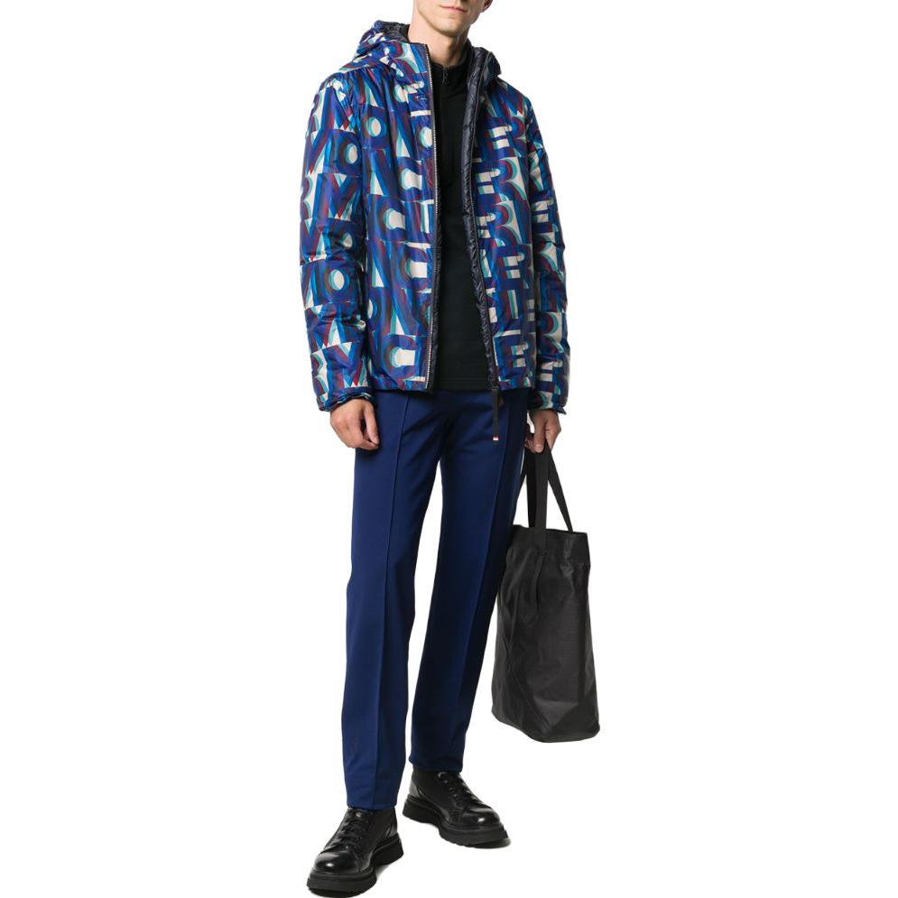Lookbook Moncler Jaket Ski Biru dengan Cetakan Huruf dan Reka Bentuk Zip Penuh. F20971B5161054AKZ77F