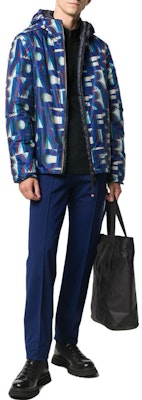 Moncler Jaket Ski Biru dengan Cetakan Huruf dan Reka Bentuk Zip Penuh. F20971B5161054AKZ77F Lookbook Moncler Jaket Ski Biru dengan Cetakan Huruf dan Reka Bentuk Zip Penuh. F20971B5161054AKZ77F