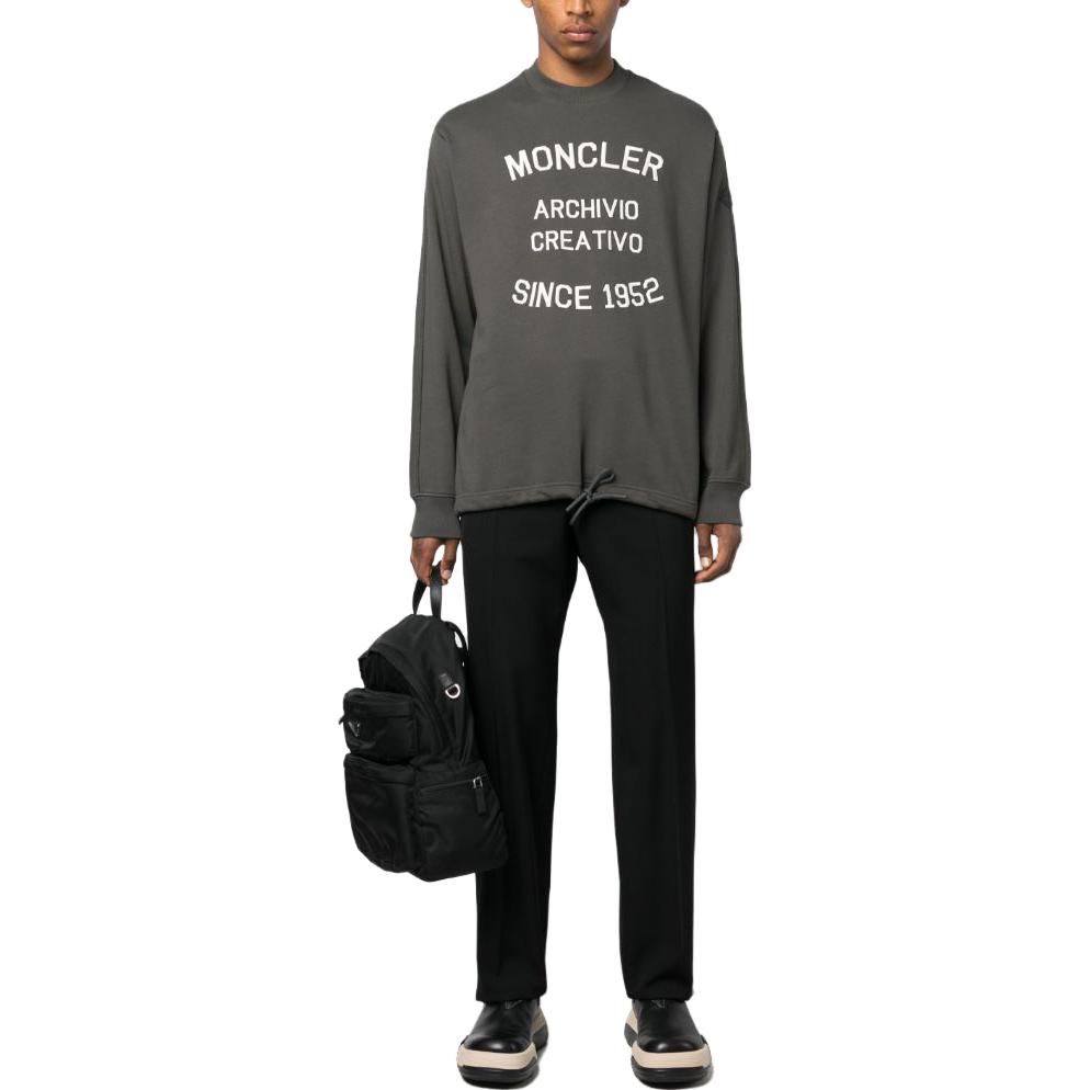 Lookbook 蒙克莱深灰色刺绣标志圆领卫衣。 I10918G00022M2327