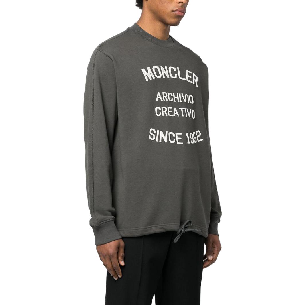 Purchase 蒙克莱深灰色刺绣标志圆领卫衣。 I10918G00022M2327