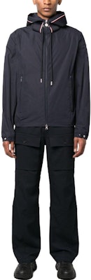 Moncler Jaket Berzip Berhud dengan Tali Serut Biru Navy I20911A0004754A91999 Lookbook Moncler Jaket Berzip Berhud dengan Tali Serut Biru Navy I20911A0004754A91999