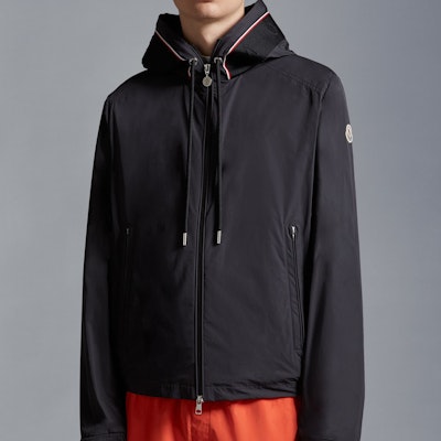 Moncler Jaket Berzip Berhud dengan Tali Serut Biru Navy I20911A0004754A91999 Details for Moncler Jaket Berzip Berhud dengan Tali Serut Biru Navy I20911A0004754A91999