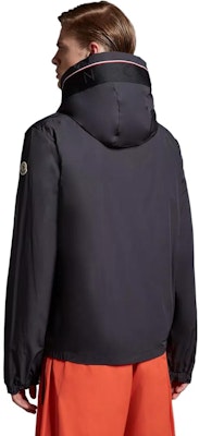 Moncler Jaket Berzip Berhud dengan Tali Serut Biru Navy I20911A0004754A91999 Sizing Moncler Jaket Berzip Berhud dengan Tali Serut Biru Navy I20911A0004754A91999