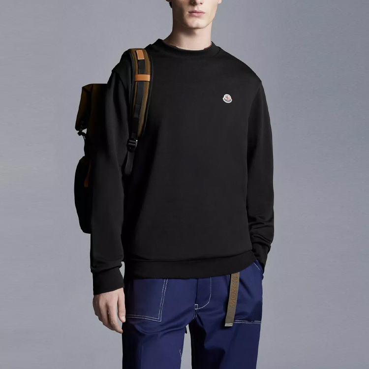 Lookbook Sudadera Negra Moncler Logo Patch Cuello Redondo Manga Larga. J10918G00072809KR999