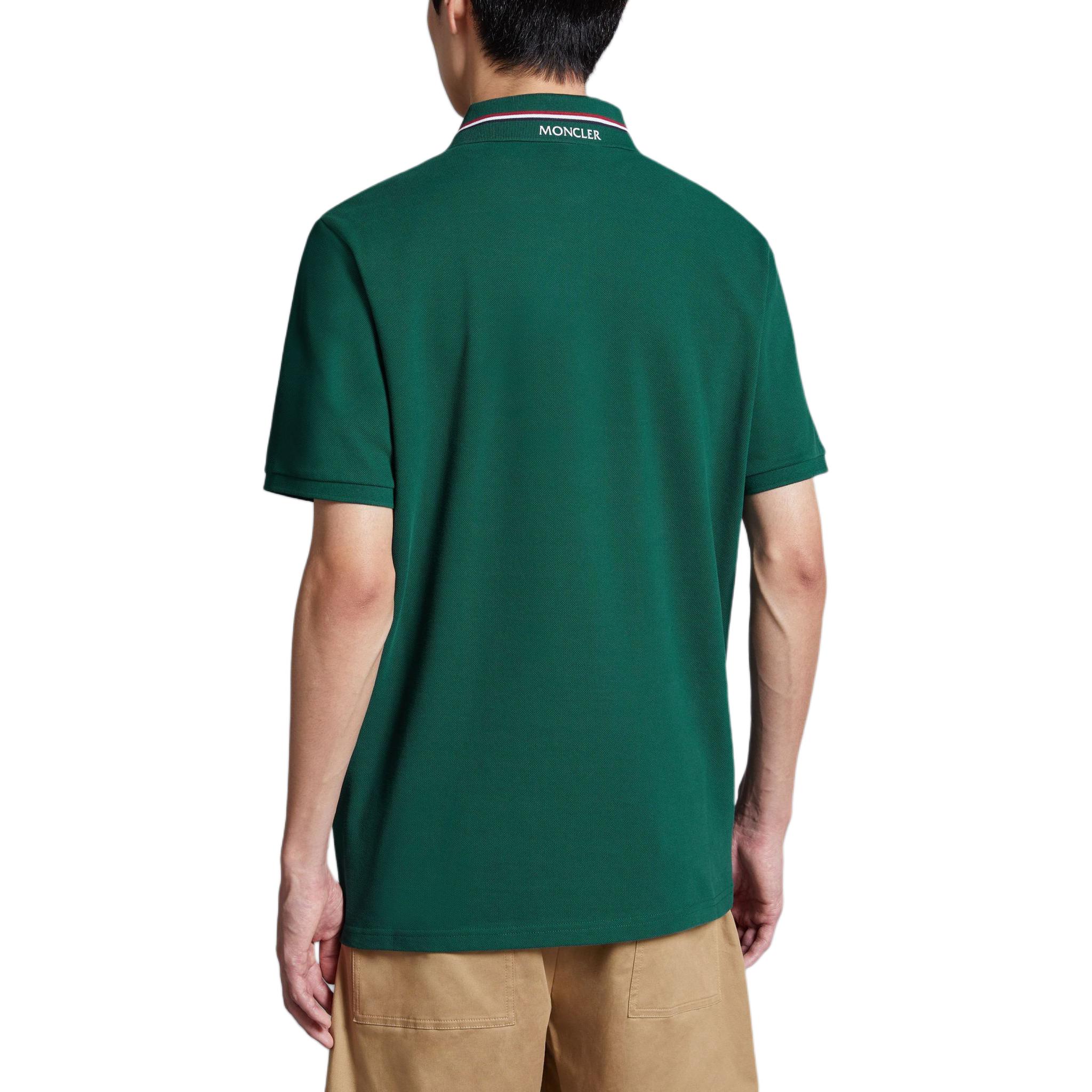 Shop Moncler 綠色寬鬆版型短袖Logo Polo衫。 J10918A0002189A16875