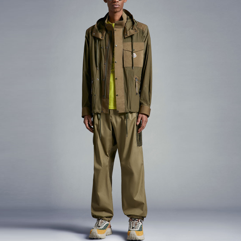 Lookbook 몽클레르 올리브 그린 스트레이트 카고 팬츠 컬러블록 포켓. J10912A00030549P581M