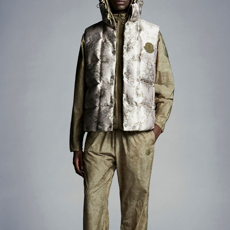 Lookbook Moncler Rompi Hoodie Kasual Cetak Tombol Off-White. H10921A00036M159821I