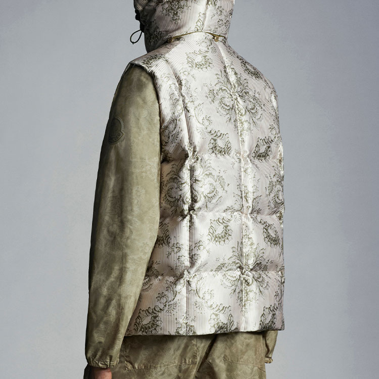 Purchase Moncler Rompi Hoodie Kasual Cetak Tombol Off-White. H10921A00036M159821I