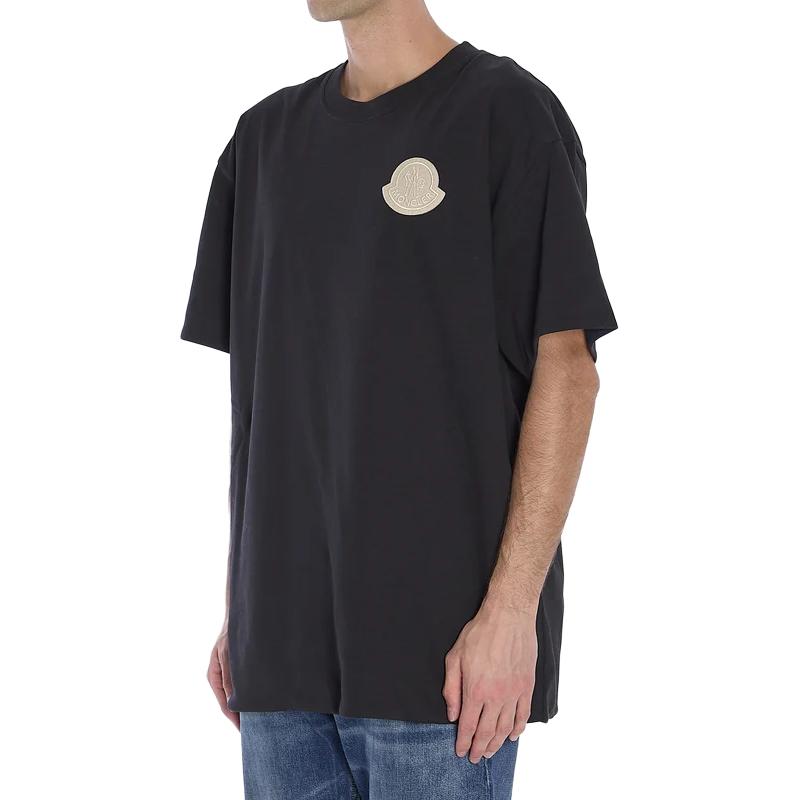 Shop Moncler Baju-T Leher Bulat Hitam Reversible Logo Patch. 8C0003383927F97