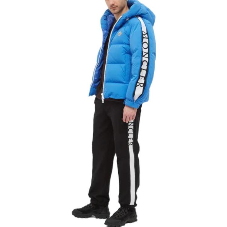 Lookbook 몽클레어 사이드 스트라이프 로고 프린트 루즈핏 캐주얼 팬츠. G20912A00023595LU999