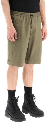 몽클레어 솔리드 스트레이트 핏 캐주얼 반바지 아미 그린. 2B000065744881M Lookbook 몽클레어 솔리드 스트레이트 핏 캐주얼 반바지 아미 그린. 2B000065744881M