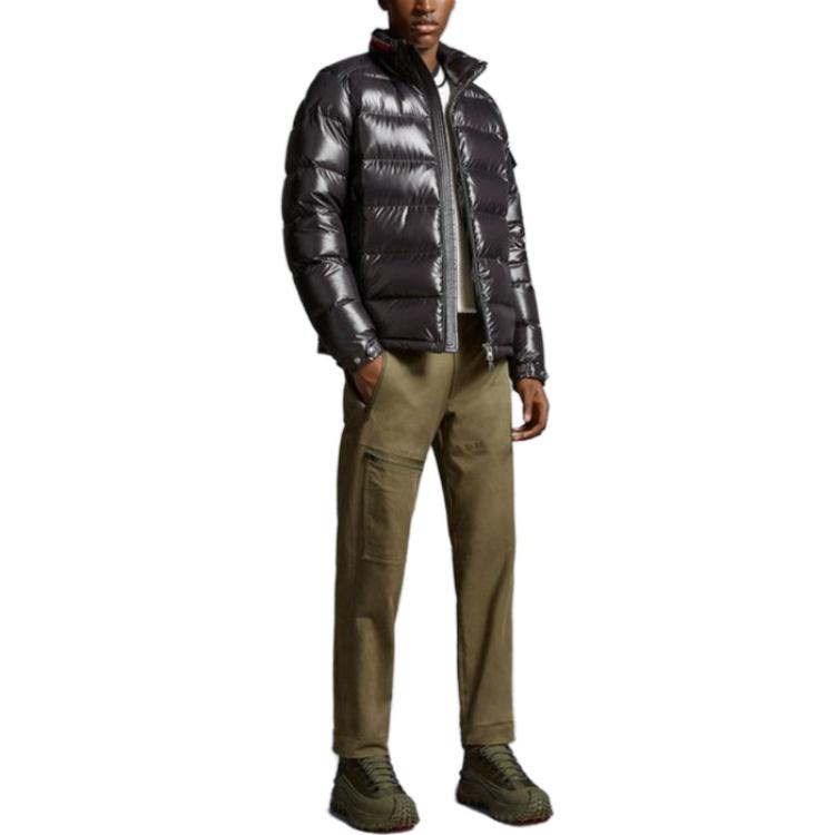 Lookbook 몽클레르 스트레이트핏 미드라이즈 캐주얼 팬츠 다크 그린. I20912A0001154A1U837