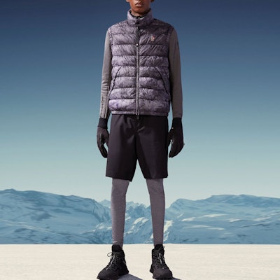 Moncler 防水純色字母印花運動短褲 H20972B0000254AL5999 Lookbook Moncler 防水純色字母印花運動短褲 H20972B0000254AL5999
