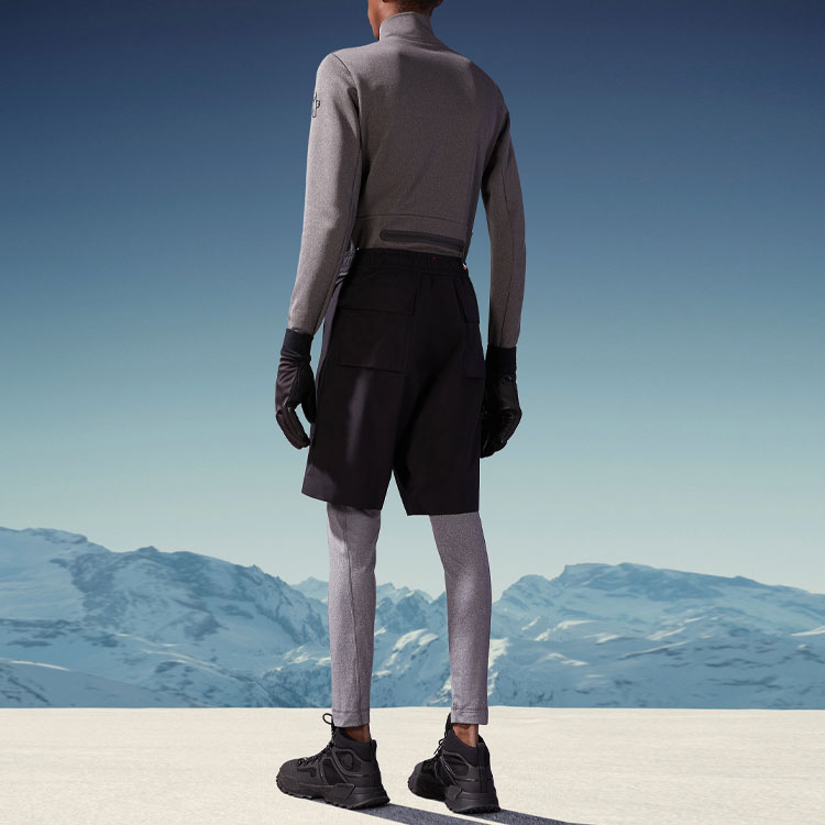 Shop Moncler 防水純色字母印花運動短褲 H20972B0000254AL5999