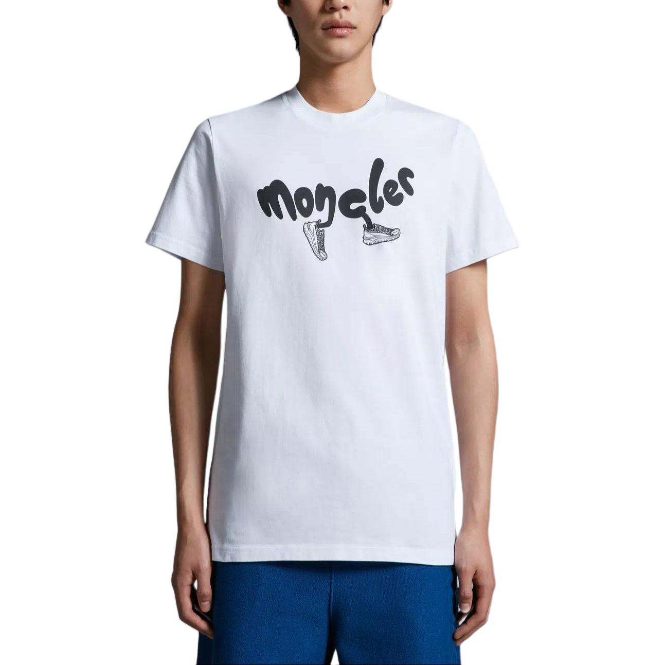 Lookbook Camiseta Moncler Blanca de Manga Corta con Gráfico de Letras. J10918C000138390T00A