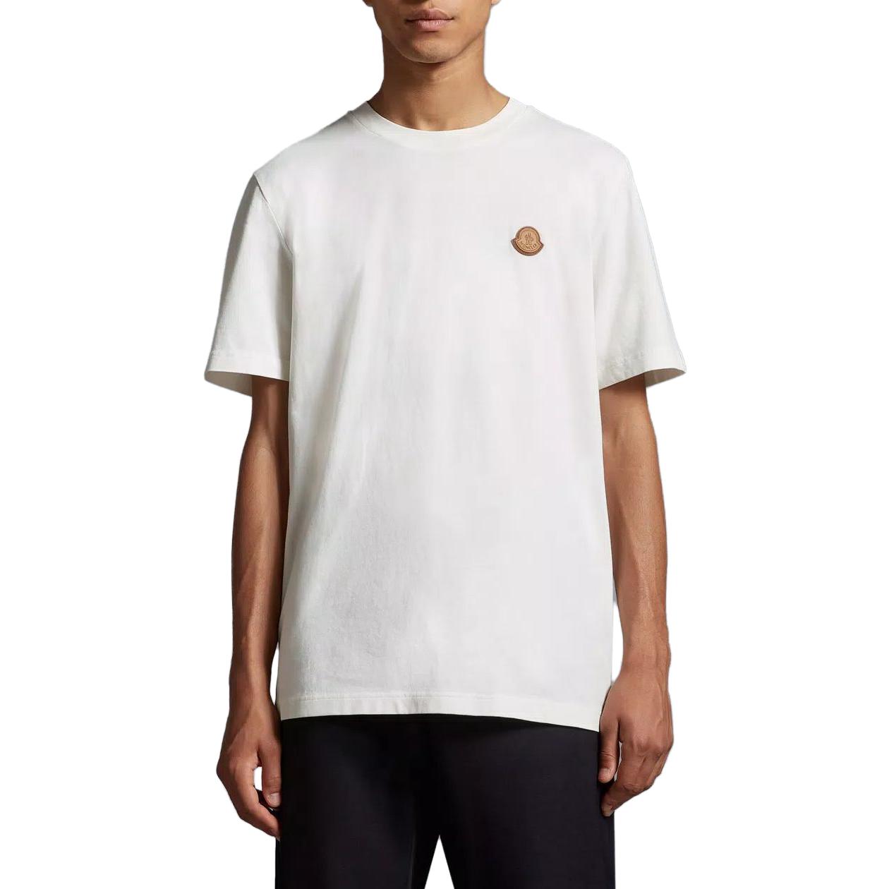 Lookbook 몽클레어 화이트 크루넥 티셔츠 솔리드 로고 패치 디자인. I20918C000518390T034