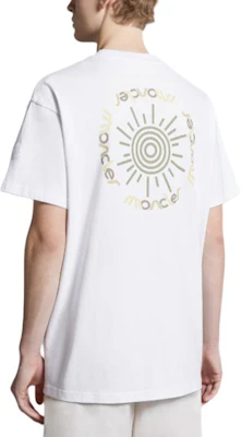 Moncler Kemeja-T Putih Crewneck dengan Rekaan Cetakan Berasaskan Air. J10918C0004889AKK00A Shop Moncler Kemeja-T Putih Crewneck dengan Rekaan Cetakan Berasaskan Air. J10918C0004889AKK00A