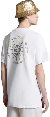 Moncler Kemeja-T Putih Crewneck dengan Rekaan Cetakan Berasaskan Air. J10918C0004889AKK00A Purchase Moncler Kemeja-T Putih Crewneck dengan Rekaan Cetakan Berasaskan Air. J10918C0004889AKK00A