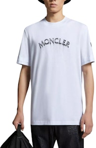 Moncler Camiseta Blanca Estilo Casual con Letra Grande Impresa Oversized. J10918C0000289A17001 Lookbook Moncler Camiseta Blanca Estilo Casual con Letra Grande Impresa Oversized. J10918C0000289A17001