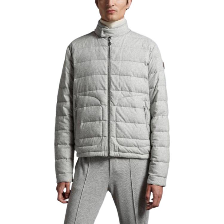 Shop Chaqueta Acolchada Gris Moncler Acorus SS23 con Cremallera y Cuello Alto. I10911A00064596LQ910